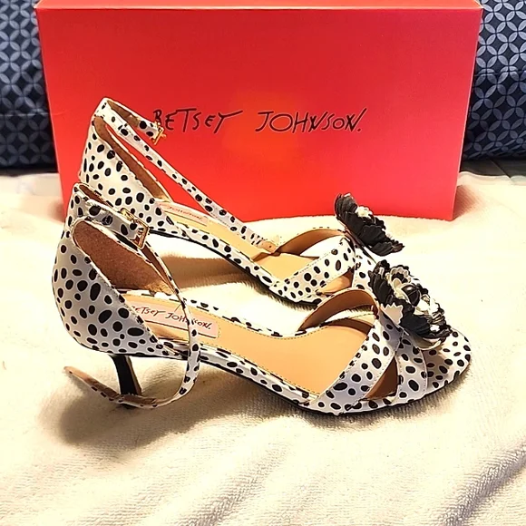 Women's Betsey Johnson - Picture 2 of 6